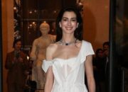 Anne Hathaway Sulap Baju “Fast Fashion” Jadi Busana Mewah di Event Bulgari