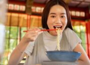 Dear Anak Kos, Ini 7 Alasan Mengapa Kamu Harus Berhenti Makan Mi Instan Setiap Hari