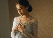 Aaliyah Massaid Memukau Pakai Kebaya Brokat Mewah Serba Biru saat Lamaran