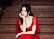 Elegan, Simak Potret Terbaru Song Hye Kyo yang Tampil dengan Balutan Gaun Merah Menyala